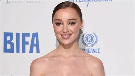 Bridgertons Phoebe Dynevor told to orgasm in sex scene